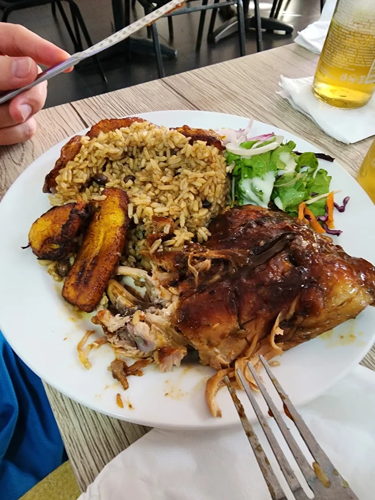 Roast chicken with rice and plantains